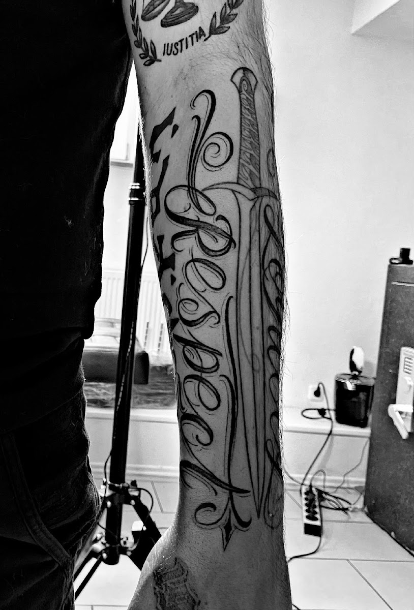 Lettering 'Respect' mit Dolch-Motiv