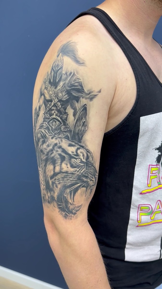 Oberarm-Sleeve mit Krieger- und Tigermotiv, gearbeitet bei Black Venom Ink