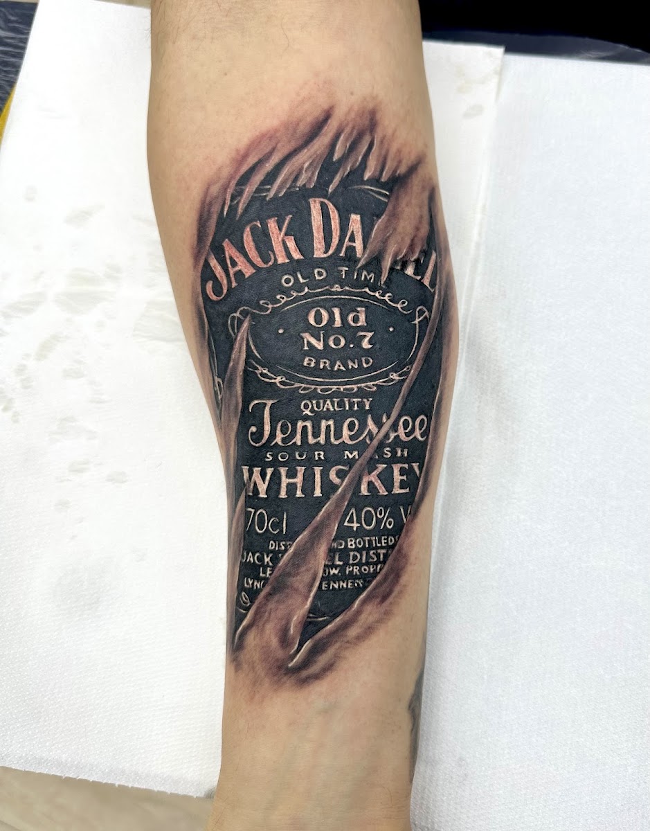Detailarbeit: fotorealistisches Unterarm-Tattoo von Black Venom Ink