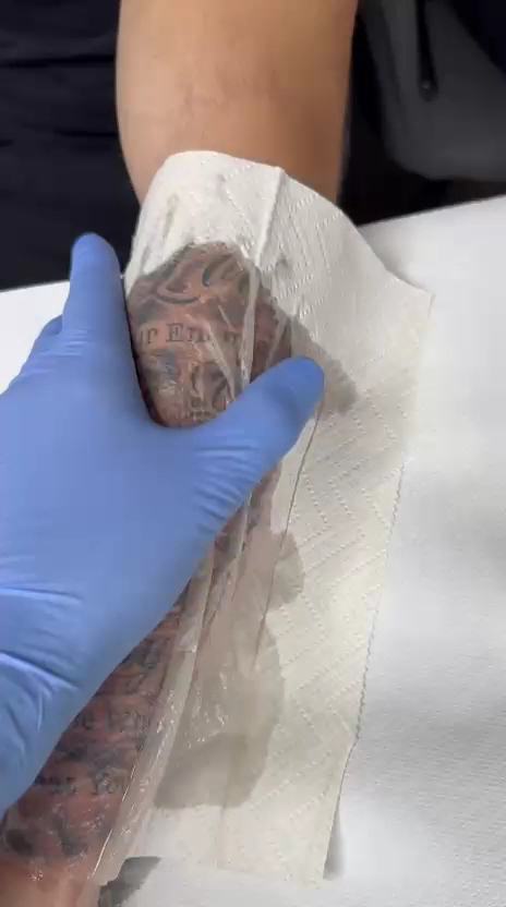 Studioarbeit: frisches Tattoo wird gereinigt