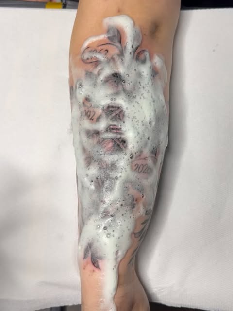 Unterschenkel-Tattoo im Heilungsprozess
